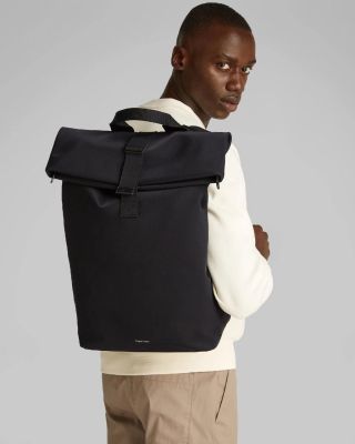 ☀️ Léto volá – a ty balíš stylově. Začínají prázdniny, cestování a dobrodružství – černý pánský batoh Calvin Klein je...