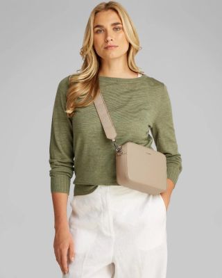 ✨ Elegantní doplněk, který doladí každý outfit! ✨ Stylová béžová crossbody kabelka Calvin Klein zaujme minimalistickým...