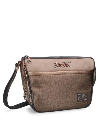 🩶 Styl, který mluví sám za sebe. 🤎 Objev krásu a eleganci nové Anekke crossbody kabelky z kolekce Smart Pack. 👜 Lesklé...